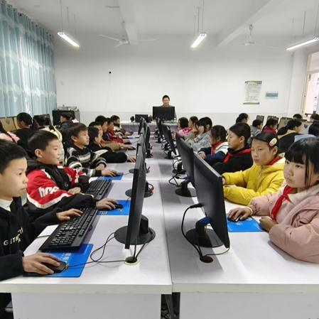 Como Sun Haiqing, de Jiangsu Jutian, capacitou a educação em sua cidade natal por meio de doações de computadores?